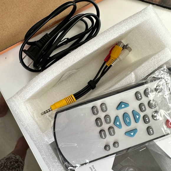 LED Projector with remote - Picture 5 of 11